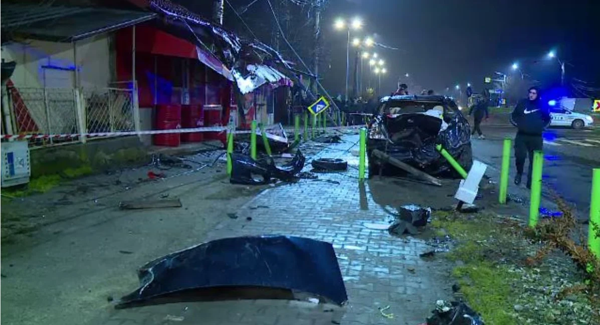 Momentul în care un șofer turc a zburat cu mașina peste sensul giratoriu și a aterizat pe acoperişul unui magazin