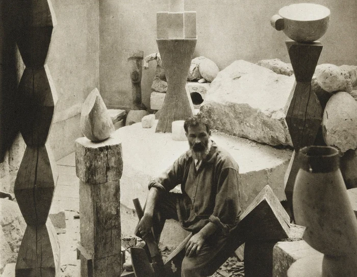 Brâncuși, în atelierul lui din Paris, a fost recreat de statul francez, beneficiara donației făcute de marele sculptor, în cadrul Centrului Cultural PompidouFoto: Profimedia