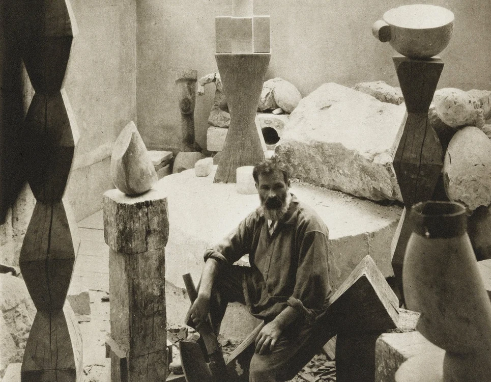 
    Brâncuși, în atelierul lui din Paris, a fost recreat de statul francez, beneficiara donației făcute de marele sculptor, în cadrul Centrului Cultural PompidouFoto: Profimedia  