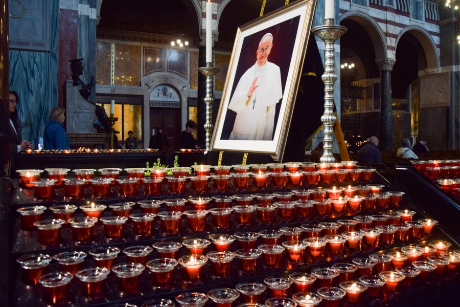 Papa Francisc reuşeşte să-i unească pe credincioşii din întreaga lume chiar şi după moartea sa. Întreg mapamodul îi aduce un ultim omagiu. „Să mergem împreună cu puterea memoriei”