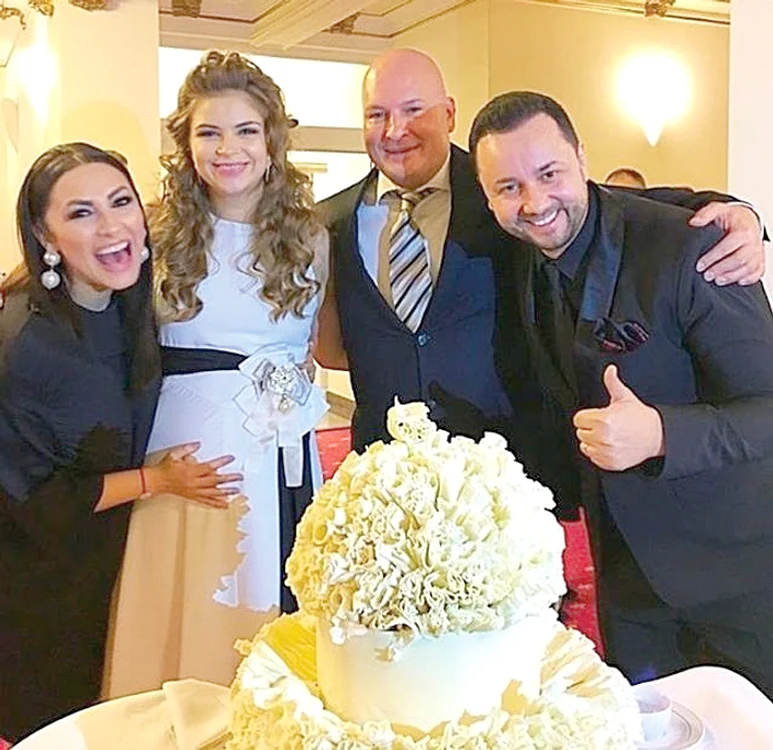 
    Arpad Paszkany,  alături de soţie şi de fini   