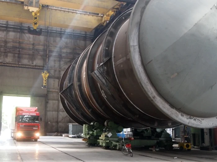 Acest reactor, care cântăreşte 270 de tone, va ajunge la o rafinărie din China