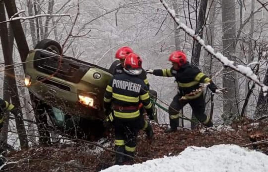 O mașină condusă de o femeie, în care se aflau și doi copii, s-a oprit într-un copac la câțiva metri de malul barajului Firiza