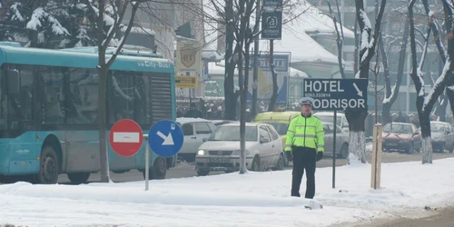 14 echipaje de poliţişti supraveghează traficul