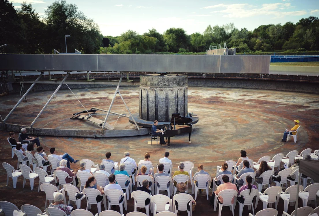 Bogdan Vaida concertând într-o staţie de epurare din Germania  FOTO Christoph Reith