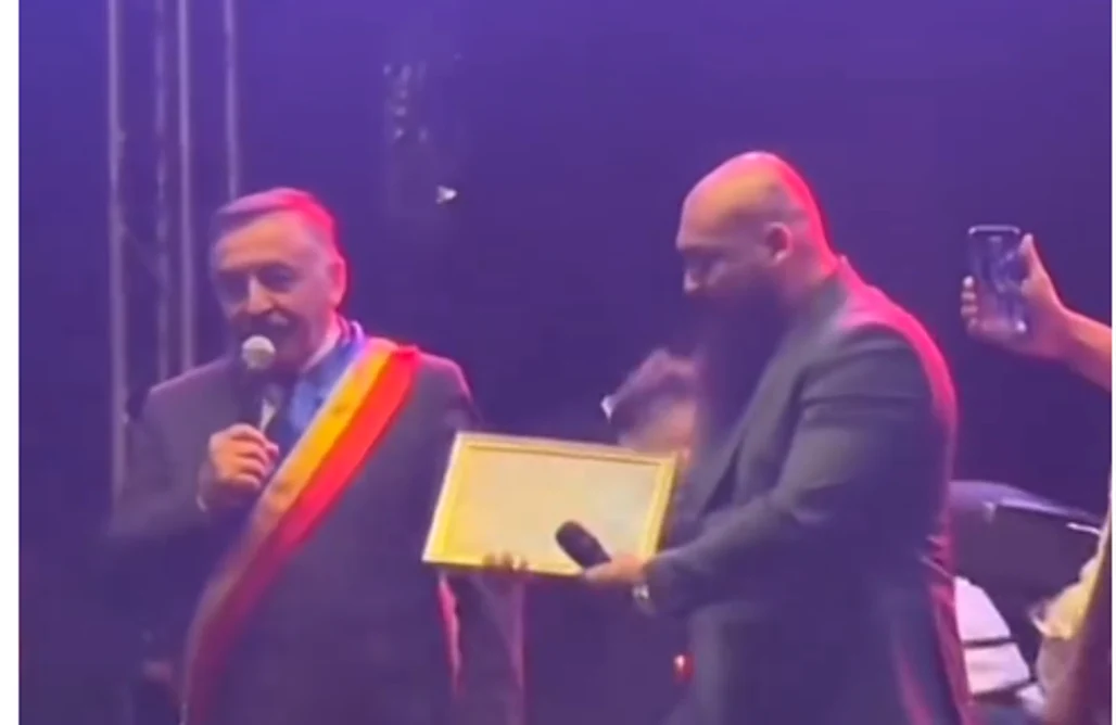 Momentul acordării diplomei de excelență lui Dani Mocanu. FOTO captură Bistrița Online