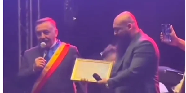 FOto Dani Mocanu, diploma de excelenta png