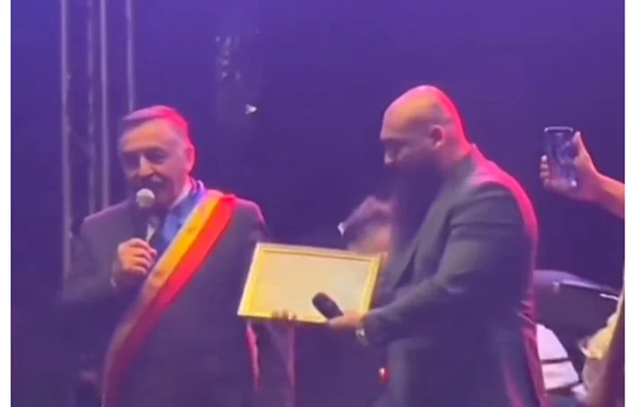 Momentul acordării diplomei de excelență lui Dani Mocanu. FOTO captură Bistrița Online
