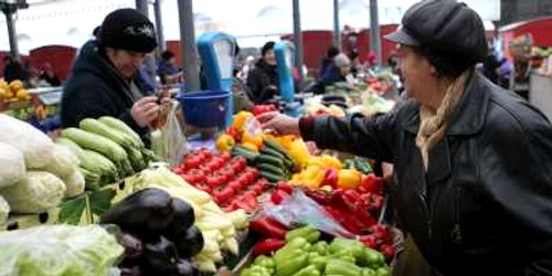Oamenii își scot puținul din buzunar la Piața Centrală din capitală