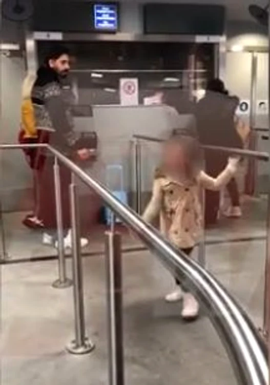 Connect-R, Misha și fetița lor, surprinși în aeroport