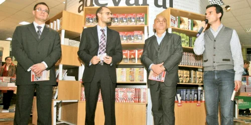Mihai Răzvan Ungureanu (stânga), George Rădulescu, Peter L. Imre şi Daniel Eberhat, lansând „În căutarea României pierdute“