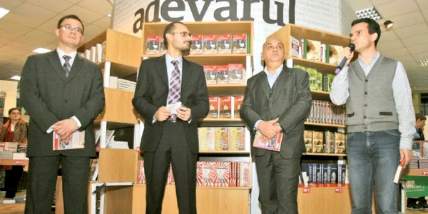 Mihai Răzvan Ungureanu (stânga), George Rădulescu, Peter L. Imre şi Daniel Eberhat, lansând „În căutarea României pierdute“