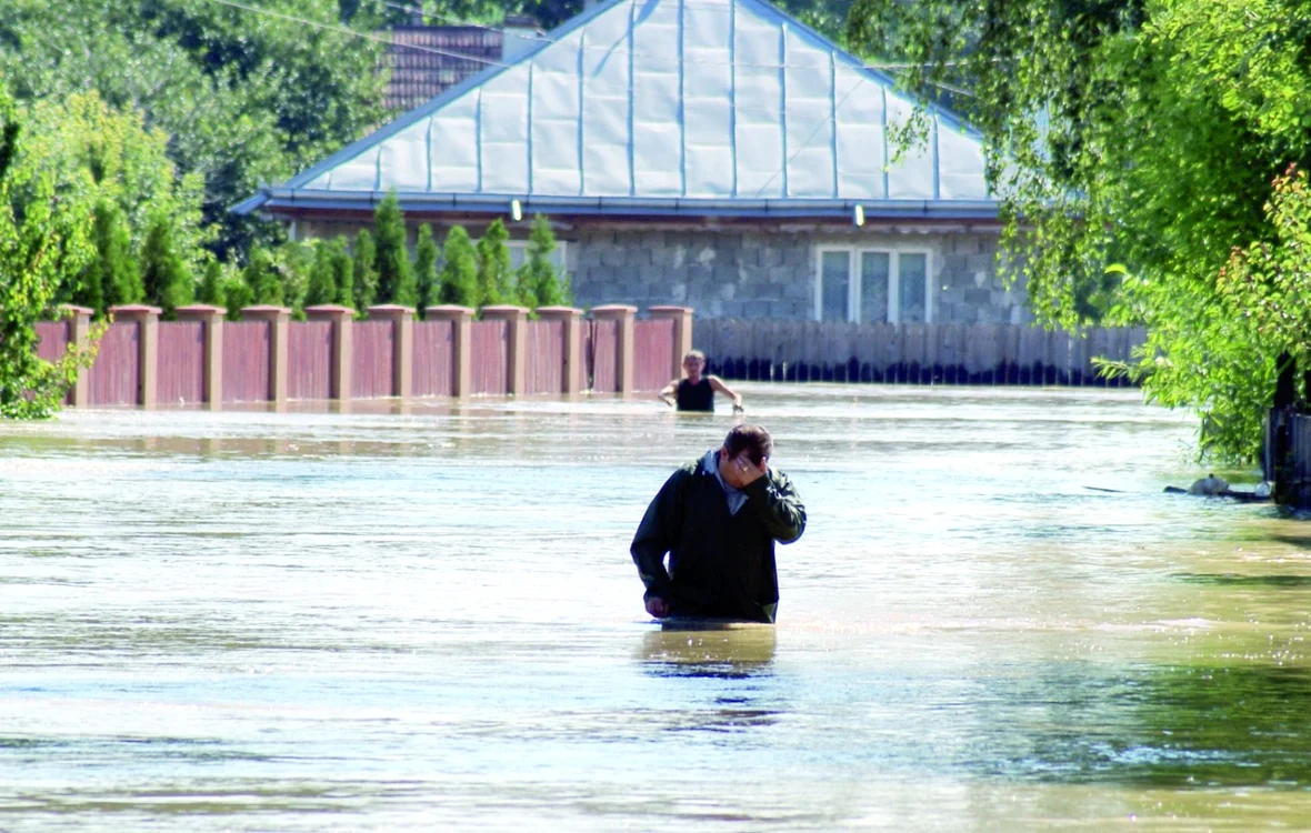 Ploile din ultimele zile au produs inundaţii în multe dintre locuinţele din România FOTO Mediafax