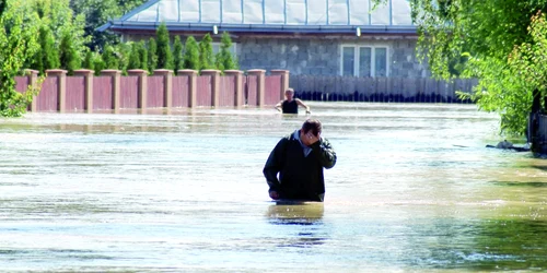 Ploile din ultimele zile au produs inundaţii în multe dintre locuinţele din România FOTO