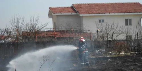 Pompierii au fost ajutaţi şi de localnici...