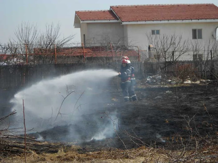 Pompierii au fost ajutaţi şi de localnici...