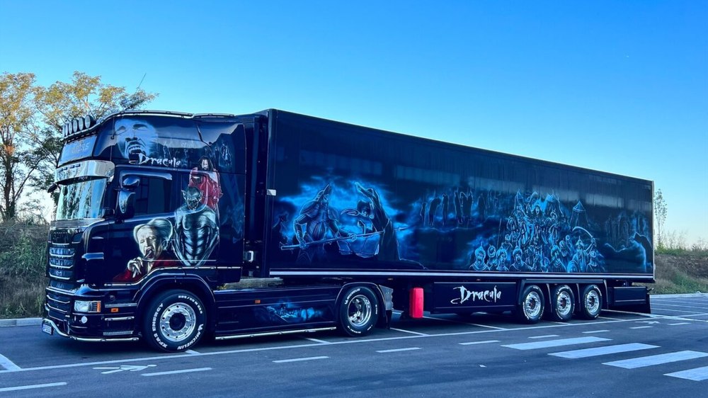 Camionul Dracula, cu sicriu alb în loc de pat. Șoferul Ovidiu Orădan: „Dorm foarte bine” FOTO