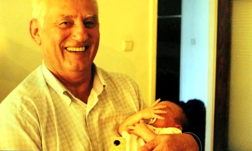 Tatăl Danei, împreună cu nepoţelul Vlad, cu puţin timp înainte de a muri  Bărbatul nu a mai apucat, din păcate, să vadă această poză jpeg
