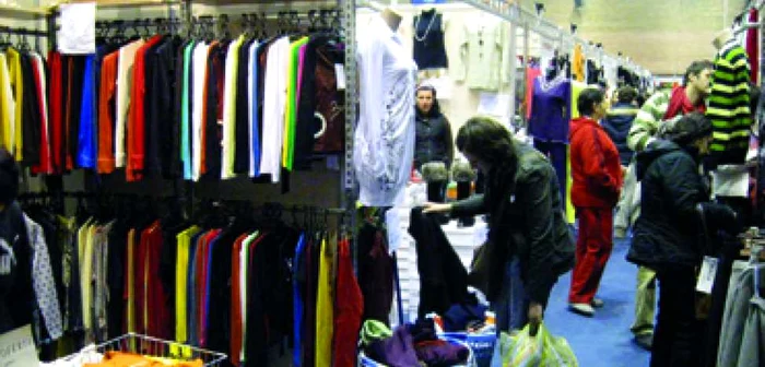 Arad: Moda toamnă-iarnă goleşte buzunarele