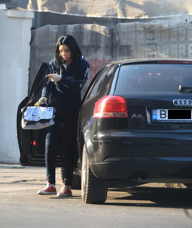 În 2011, fotoreporterii Click! au surprins-o pe Corina în trafic conducând un Audi A3