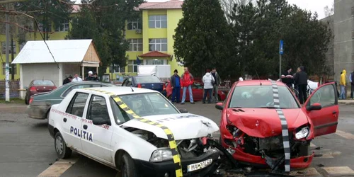 Poliţistul s-a oprit după ce a lovit o maşină a Poliţiei