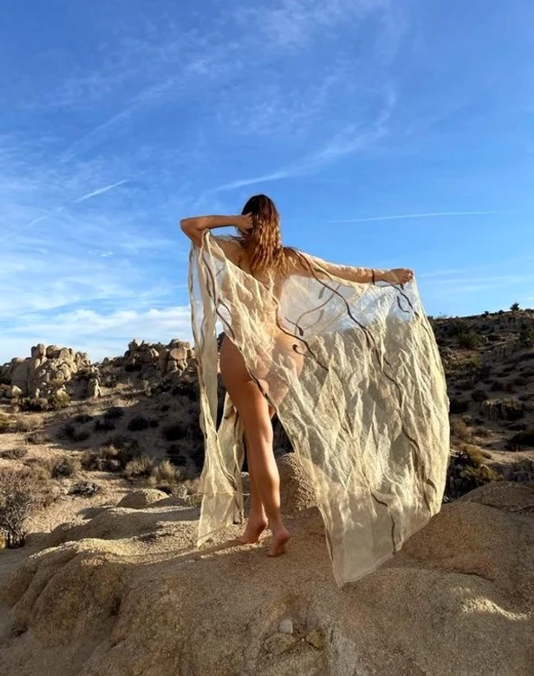 
    Demi Rose a încins Instagram-ul cu o fotografie în care apare aproape goalăFoto: Instagram  