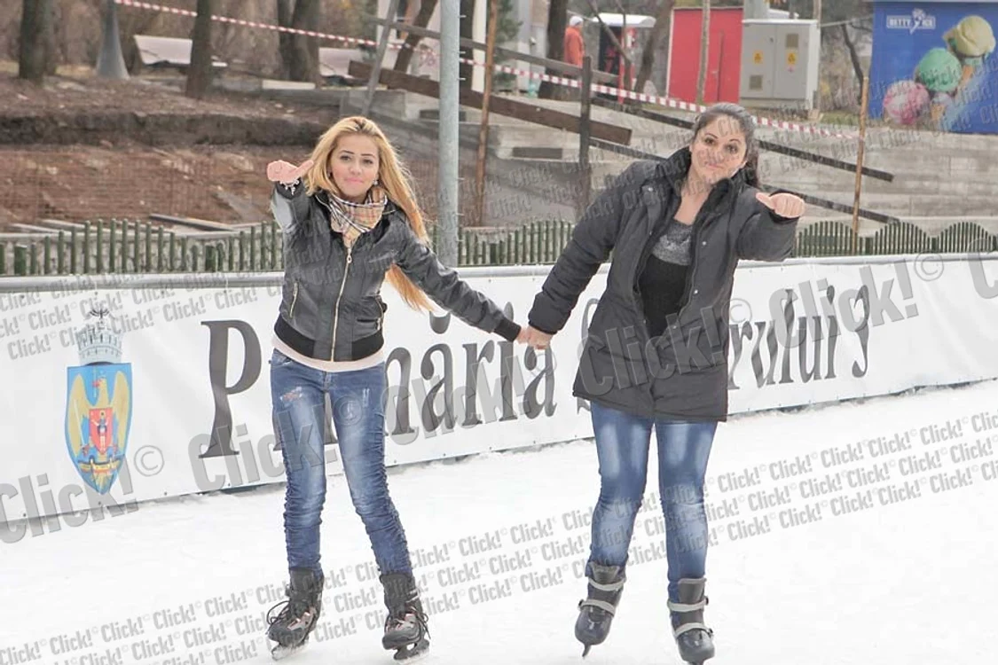 
    Parcul Alexandru  Ioan Cuza  Cristina şi Andreea  au fost primele care  s-au dat pe noul patinoar(Fotografii: Roberto Sălceanu, Florin Şuler, Dorin Constanda)  