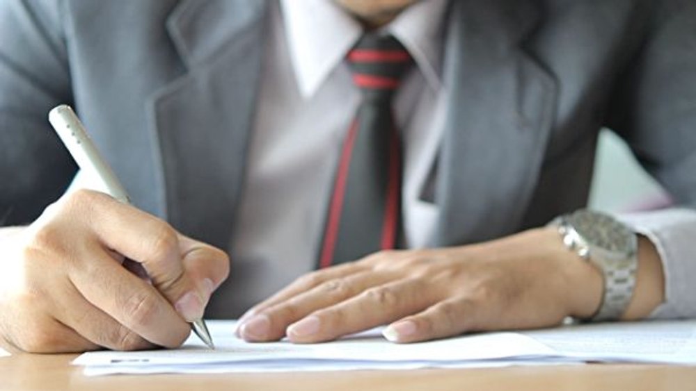 Cum și-au fi falsificat doi angajați la stat diplomele de studii pentru a avansa