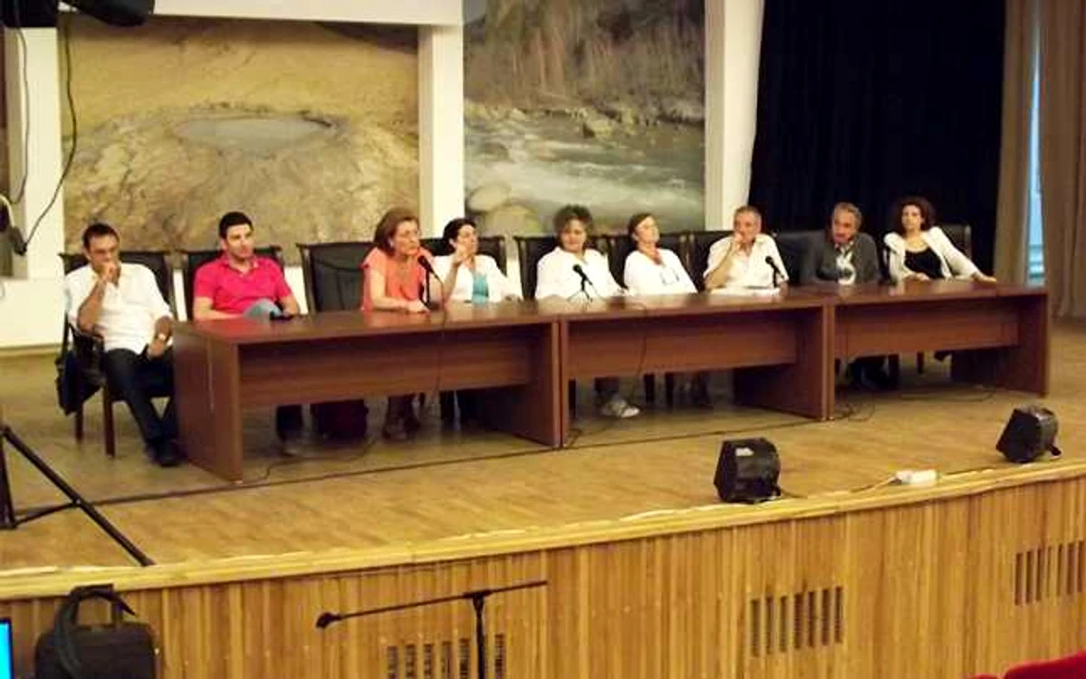 În sala Consiliului Judeţean a avut loc un colocviu, pe tema „Tele/teatru... ieri şi azi”