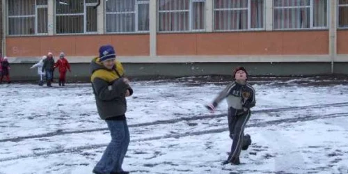 Copiii au profitat din plin de prima zăpadă din an