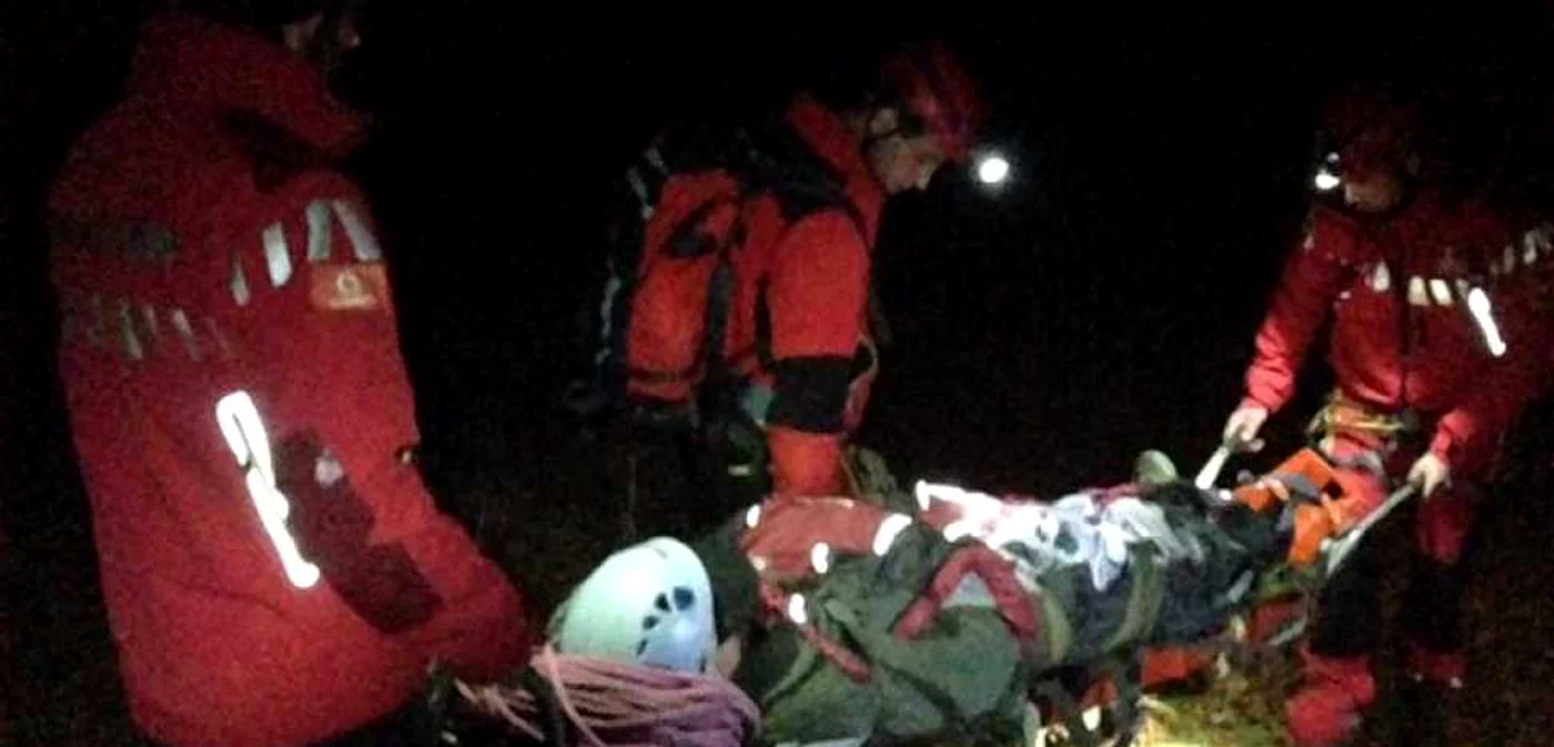 Echipajul a recuperat victima şi a predat-o unei ambulanţe la ora 23.00 FOTO: Salvamont Neamţ