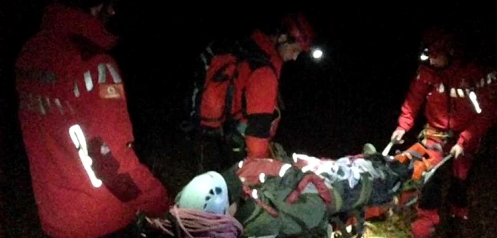 Echipajul a recuperat victima şi a predat-o unei ambulanţe la ora 23.00 FOTO: Salvamont Neamţ