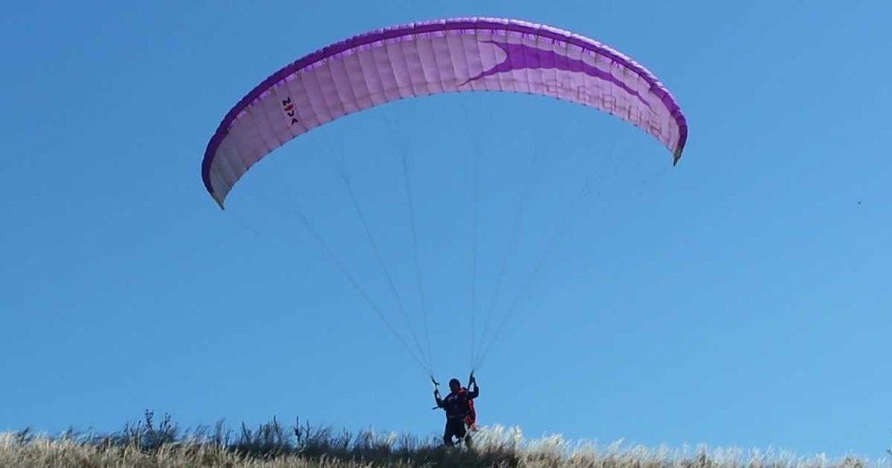 Parapantist rămas agăţat de o stâncă, după o aterizare forţată. Intervenție de salvare în desfăşurare la Măgura Uroiului