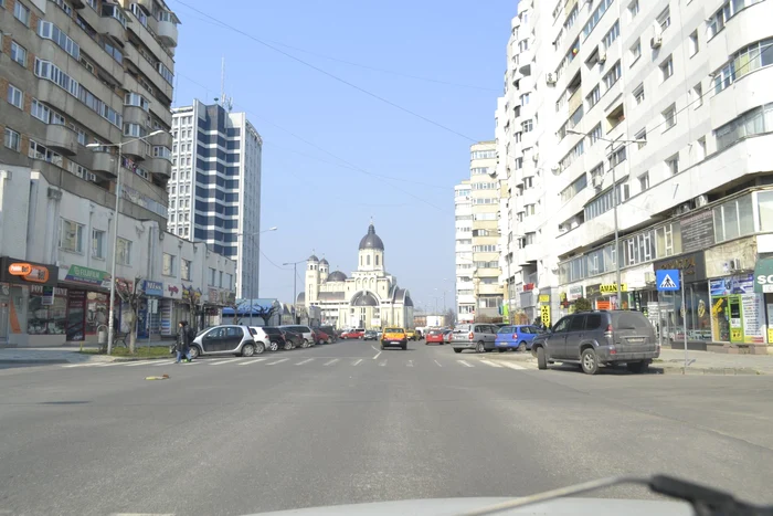 În zilele călduroase băcăuanii îşi pot stinge setea în punctele amenajate de Primăria Bacău FOTO Mircea Merticariu