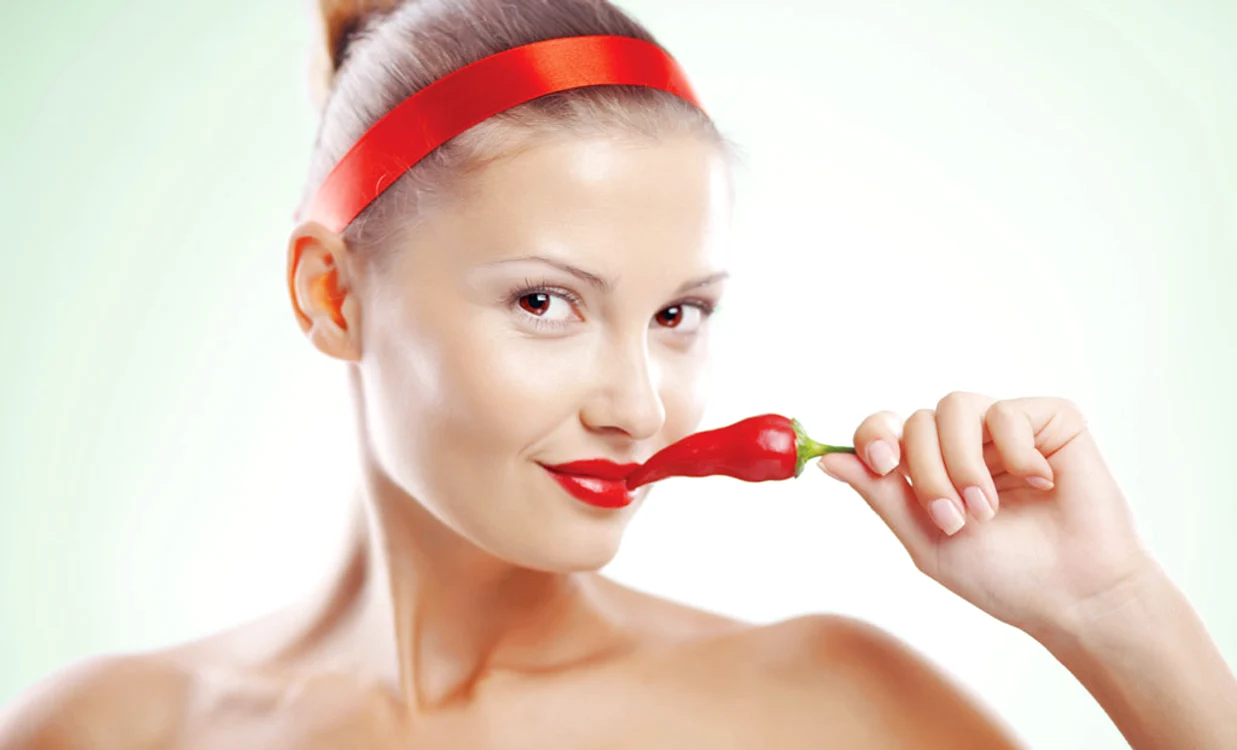 
    Uleiul din ardei iute e bun  şi în cosmetică: menţine  pielea tânără şi redă  strălucirea părului  