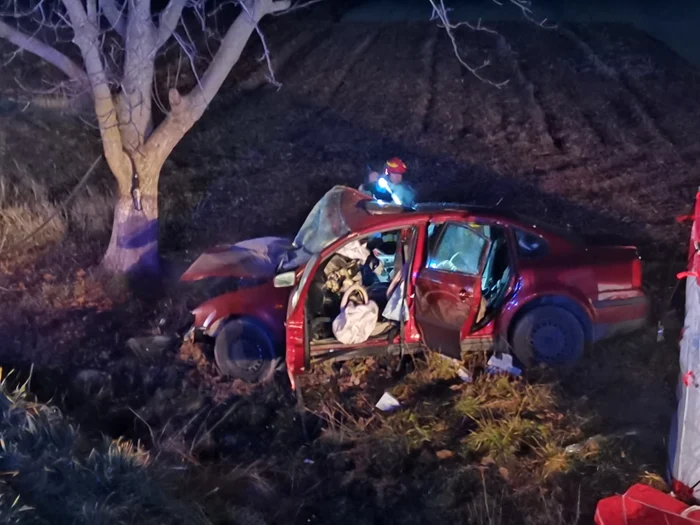 Cea de a doua maşină s-a răsturnat în şanţ FOTO: ISU Crişana
