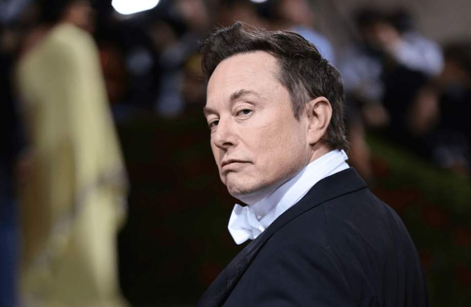 Elon Musk a preluat controlul Twitter și a dat afară trei directori