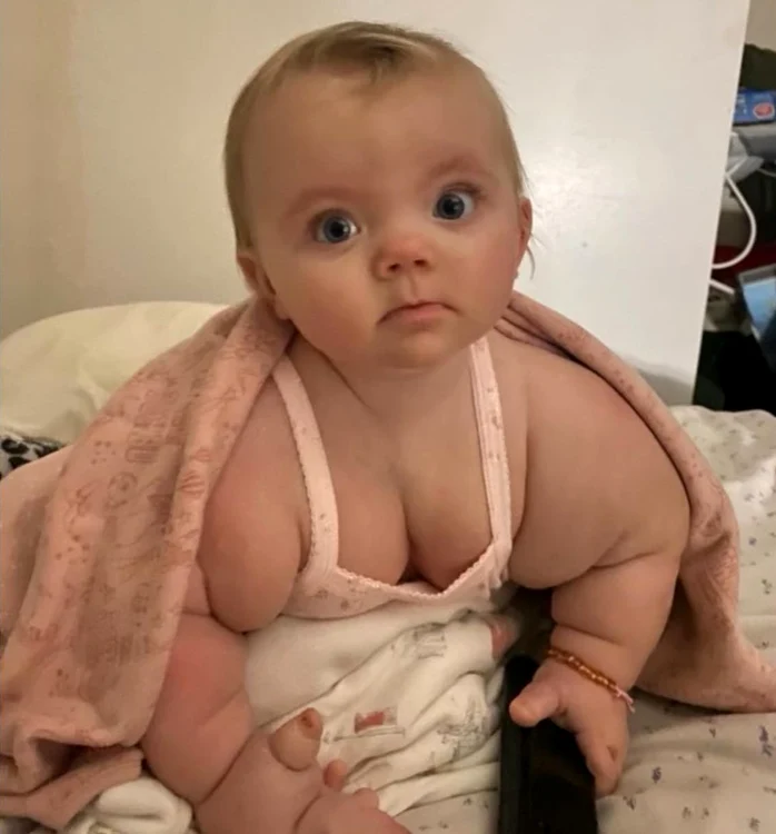 Micuța se luptă în prezent cu Cellulitis (foto: Facebook)