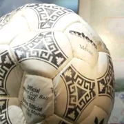 Mingea cu care Maradona a înscris împotriva Angliei FOTO: captură X askanews @askanews