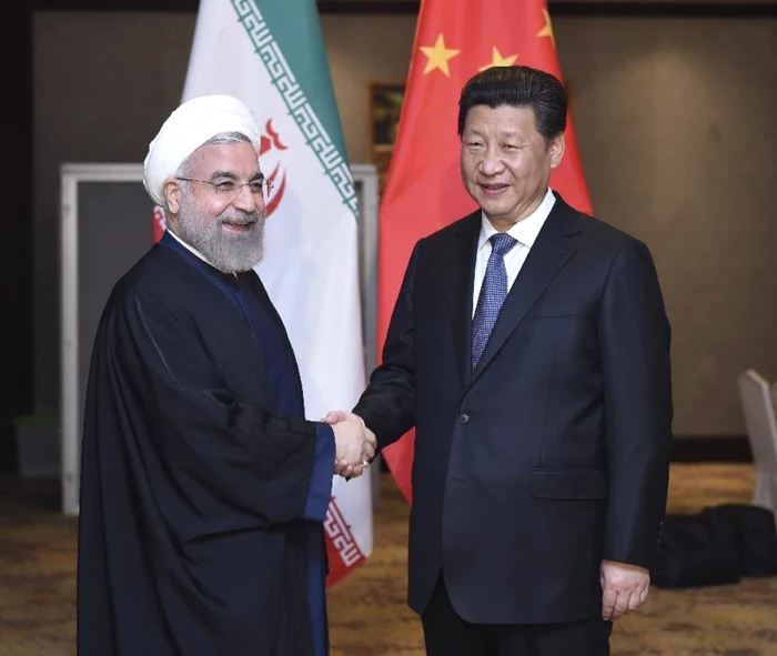 Preşedintele iranian Hassan Rohani şi omologul său chinez Xi Jinping, la Jakarta, pe 23 aprilie 2015 FOTO China Nouă