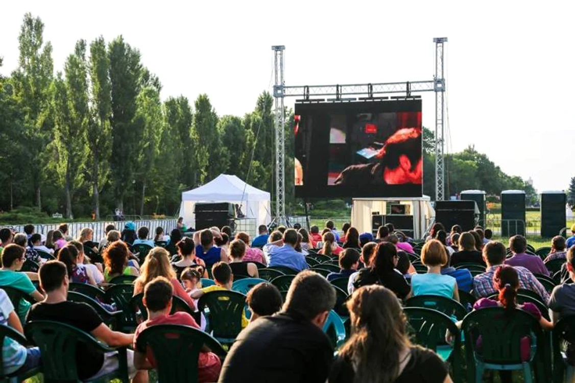 Cinematograful în aer liber se află în Parcul Herăstrău