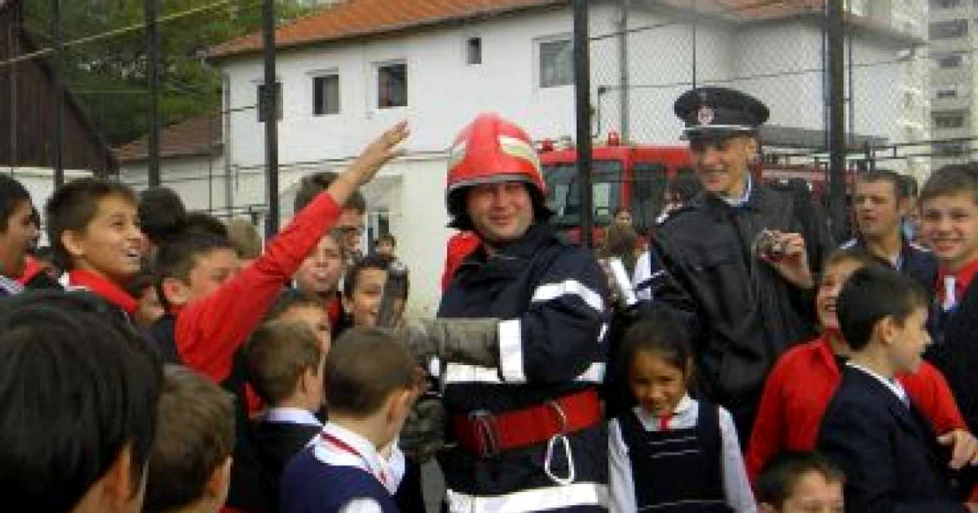 Bistriţa: Elevii de la „Ştefan cel Mare“ s-au jucat de-a pompierii