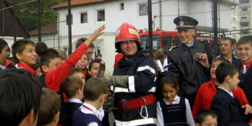 Bistriţa: Elevii de la „Ştefan cel Mare“ s-au jucat de-a pompierii