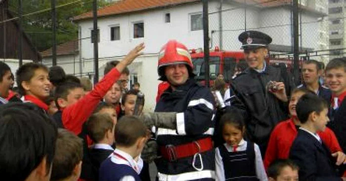 Bistriţa: Elevii de la „Ştefan cel Mare“ s-au jucat de-a pompierii