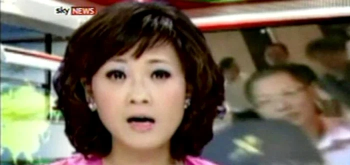 
    Huang Ching a continuat să prezinte jurnalul de ştiri deşi avea o insectă în gât  