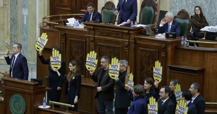 Deputaţii USR nu au fost lăsaţi să asiste la şedinţa Senatului, deşi au depus amendamente la legile Justiţiei. FOTO Inquam Photos