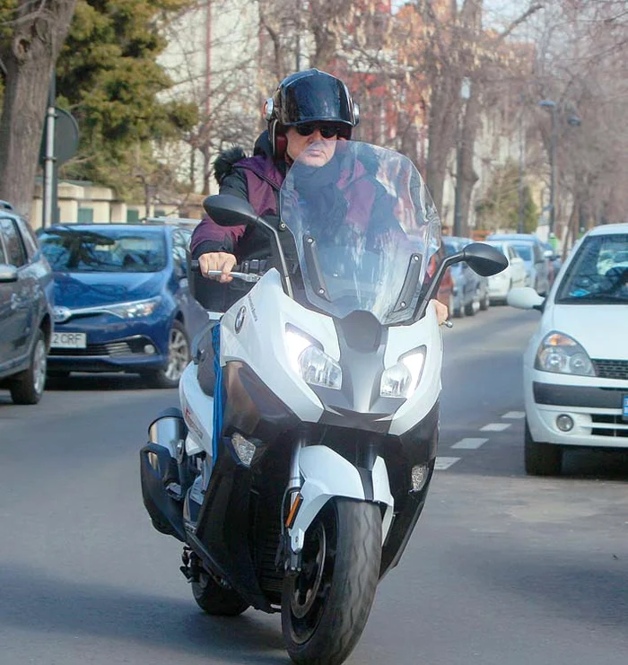 Ilie Năstase nu este interesat de aparenţe şi merge pe scuter îmbrăcat în trening