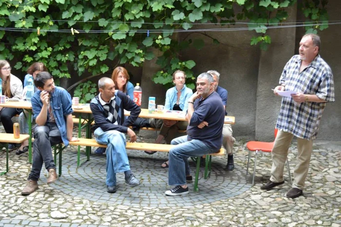 În curtea interioată a Casei cu Cariatide, unde s-a desfăşurat Festivalul de Poezie Artgothica