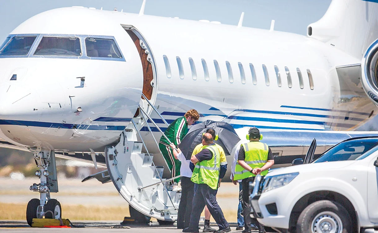 Starul şi-a aruncat bagajele din avion Foto: Profimedia