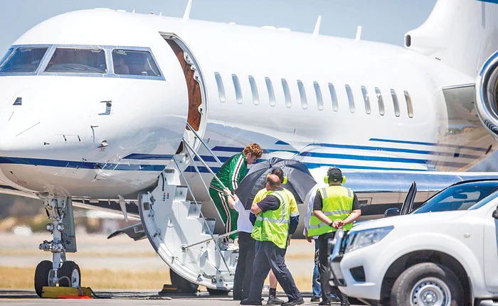 
     Starul şi-a aruncat bagajele din avion Foto: Profimedia  